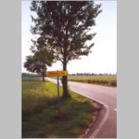 590-1023 Wehlau in Sachsen-Anhalt 2002. Ein unscheinbares Hinweisschild an der Landstrasse weist den Weg.jpg